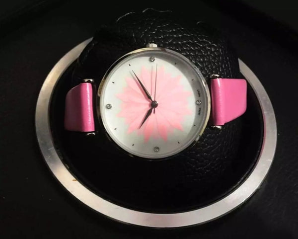 New style analog style wrist watch for woman.