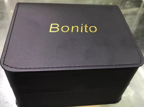 Bonito blue stainless steel wrist strap woman watch.