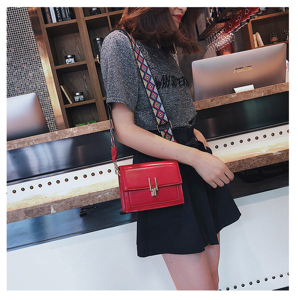 2018 Small Flap PU Patent Leather Shoulder Bags with Colorful Wide Strap
