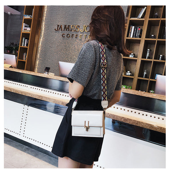 2018 Small Flap PU Patent Leather Shoulder Bags with Colorful Wide Strap