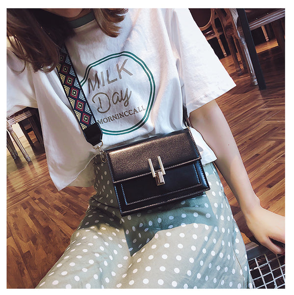 2018 Small Flap PU Patent Leather Shoulder Bags with Colorful Wide Strap
